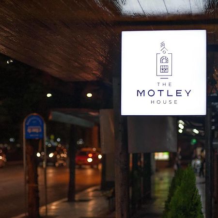 The Motley House Hostel กรุงเทพมหานคร ภายนอก รูปภาพ